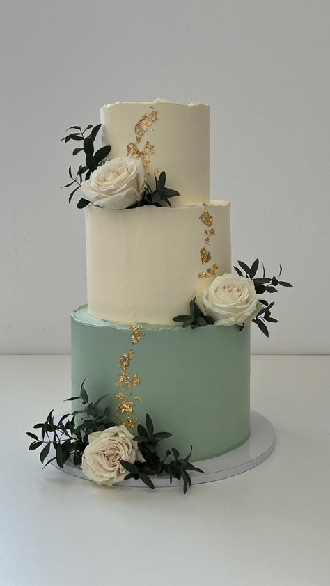 Green White Gold Wedding, White Gold Wedding Cake, Cake On Stand, White And Gold Wedding Cake, 2 Layer Cakes, Green Wedding Cake, Flag Cake, 16 Cake, Green Cake