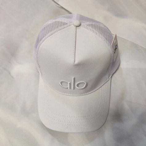 便AlO YOGA casual hat yoga hat white baseball cap White Baseball Cap, New Street Style, Hat Baseball, Yoga Accessories, Casual Hat, Alo Yoga, Classic White, Baseball Cap, Baseball Hats