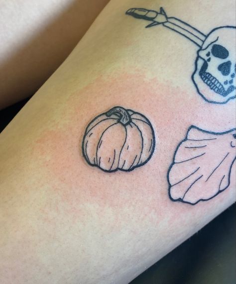 Cute Jackolantern Tattoo, Pumpkin Outline Tattoo, Pumpkin Head Tattoo, Pumpkin Tattoo Small Simple, Pumpkin Tattoo Ideas, Tattoo Pumpkin, Pumpkin Tattoos, Locket Tattoos, Pizza Tattoo