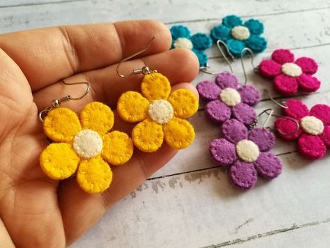 Cadeau St Valentin, Wool Felt Fabric, Felted Earrings, Fabric Crafts Diy, Needle Felting Tutorials, Felt Embroidery, Fabric Earrings, Felt Jewelry, Hand Painted Jewelry