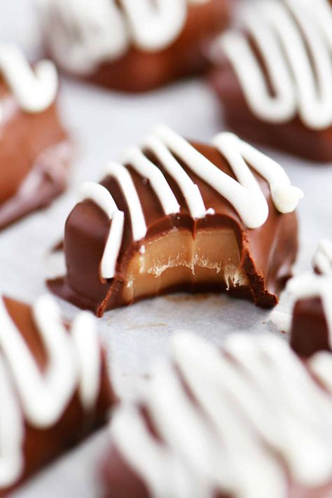 A Chocolate Covered Caramel is the most popular choice in a box of chocolates. Make your own caramel truffles that taste better than store-bought ones! Easy Caramel Candy Recipe, Make Your Own Caramel, Chocolate Covered Caramels, Caramel Candies Recipe, Caramel Truffles, Homemade Peppermint Patties, Valentines Recipes Desserts, Gunny Sack, Peanut Butter Truffles