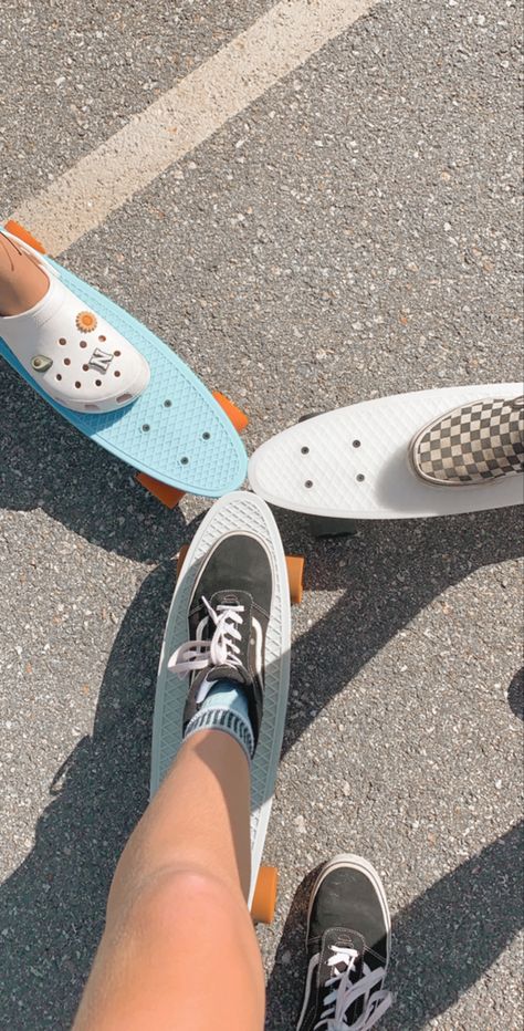 Pennyboard Aesthetic, Penny Board Aesthetic, Preppy Skateboard, People Skateboarding, Skateboarding Wallpaper, Beach Life Aesthetic, Longboard Aesthetic, Penny Boarding, Skateboard Wallpaper