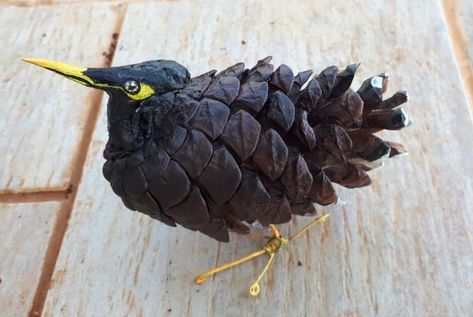 Pinecone Birds, Takken Decor, Pinecone Crafts Christmas, Siskin, Pine Cone Art, Acorn Crafts, Fairy Garden Crafts, Deco Nature, Pine Cone Decorations