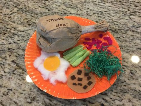 Preschool Food, Thanksgiving Turkey Dinner, Thanksgiving Crafts Preschool, Easy Thanksgiving Crafts, November Crafts, Thanksgiving Projects, Thanksgiving Preschool, Thanksgiving Art, Thanksgiving Crafts For Kids