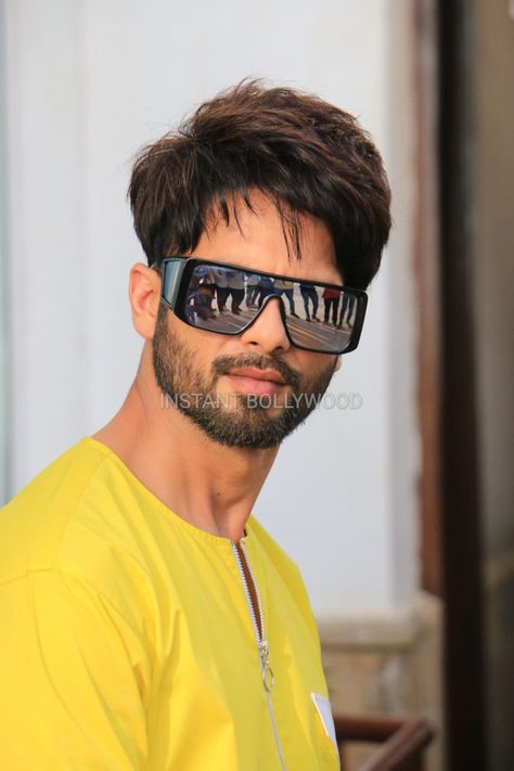 Sahid Kapur, Jassi Gill Hairstyle, Boys Haircut Styles, Photography Name Logo, Jassi Gill, Boyfriend Instagram, Mira Rajput, Beard Hairstyle, Shahid Kapoor