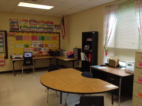 dandelions and dragonflies: classroom reveal Kidney Table Classroom Setup, Small Classroom Setup, Teacher Desk Areas, Mobile Classroom, Kidney Table, Desk Arrangements, Classroom Arrangement, Classroom Interior, Reading Table