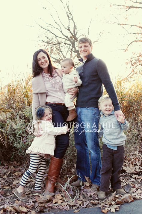 Fall Family clothes - How to match without overly matching. Photo by L Photographie. Fall Family Photo Outfits, Family Photoshoot Outfits, Family Inspiration, Winter Photos, Fall Family Photos, Family Photo Outfits, Family Posing, Photo Outfit, Family Photo Sessions