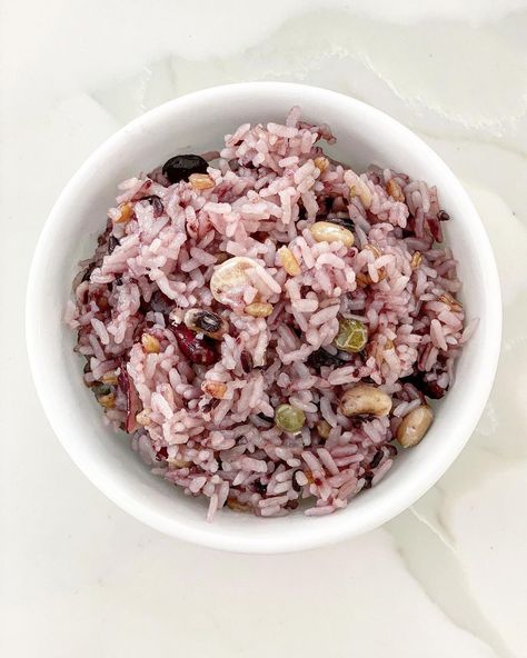 Healthy Korean inspired multigrain rice. Cooking Method: Rice Cooker #koreanrecipes #rice Korean Mixed Rice, Korean Multigrain Rice, Korean Rice Cooker, Multigrain Rice, Mixed Rice, White Rice Recipes, Purple Rice, Korean Rice Cake, How To Soak Beans