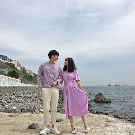 Purple Couple Outfits, Vintage Prenup, Korean Couple Outfits, Couple Ootd, Cap Doi, Couples Pose, Couples Outfits, Elegant Casual Dress, Outdoor Couple