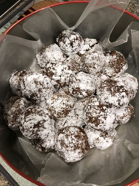 Whiskey Balls Recipe, Donkey Balls Recipe, Whiskey Balls, Whiskey Desserts, Snowball Christmas Cookies, Boozy Baking, Whiskey Recipes, Boozy Desserts, Kid Desserts