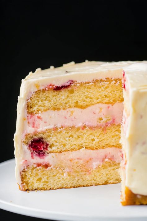 This keto strawberry cake is amazing! So tasty! Share this easy low carb deesert and follow me for the best sugar free keto recipes! Sugar Free Strawberry Cake, Keto Strawberry Cake, Strawberry Lemon Cake, Sugar Free Cake, Keto Cake, Free Keto Recipes, Keto Desserts, Strawberry Cake, Low Sugar