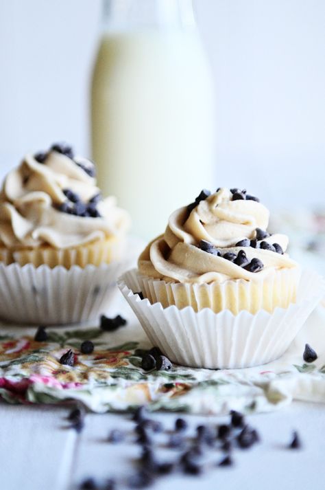 french vanilla cupcakes with cookie dough frosting- dine and dish French Vanilla Cupcakes, Cookie Dough Frosting, Cupcakes With Chocolate, Cake Mini, Cheesecake Cupcakes, Cupcake Ideas, Yummy Cupcakes, Dessert Cupcakes, Chocolate Chip Cookie Dough