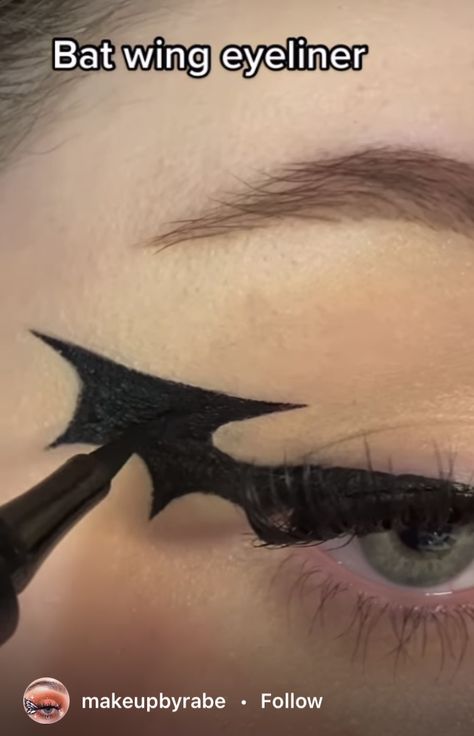 Batgirl Costume Makeup, Bats Halloween Makeup, Bat Wing Eye Makeup, Bat Man Makeup, East Halloween Eyeliner, Bat Wing Eyeliner Halloween, Eyeliner Looks For Halloween, Bat Winged Eyeliner, Batgirl Makeup Ideas