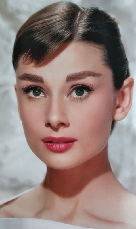 Old Hollywood Photoshoot, Audrey Hepburn Eyes, Audrey Hepburn Wedding, Audrey Hepburn Makeup, Audrey Hepburn Pictures, Aubrey Hepburn, Product Recommendation, Audrey Hepburn Photos, 50s Hairstyles