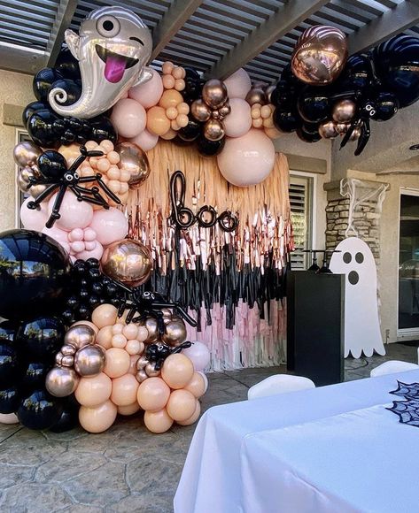 Cute Halloween Birthday Theme, Cute Halloween Balloon Garland, Halloween Balloon Ideas, Glam Halloween Party, Halloween Balloon Garland, Halloween Balloons Decorations, Halloween Birthday Party Decorations, Halloween First Birthday, Halloween Themed Birthday Party