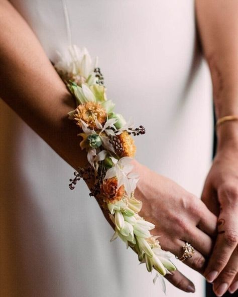 Arm Corsage Wedding, Arm Corsage, Bridesmaid Bouquet Alternatives, Flower Jewellery For Haldi, Fresh Flower Jewelry, Flower Jewelry Designs, Prom Flowers, Flower Corsage, Floral Bracelet