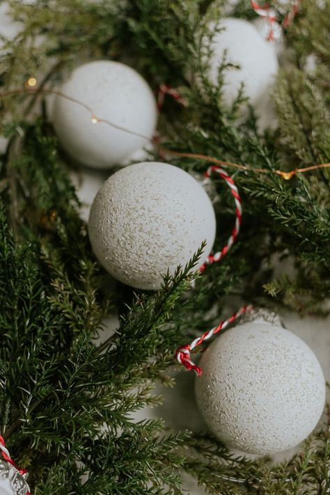 Spray Painted Ornaments - an easy tutorial for turning clear ornaments into stone effect aged ornaments! Borax Ornaments, Stone Christmas Ornaments, Painted Ornaments Christmas, White Christmas Balls, Clear Plastic Ornaments, Stone Ornaments, Clear Ornaments, Christmas Tree Painting, White Ornaments