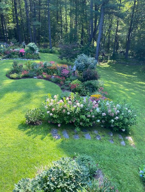 Before and After in Shelley’s Garden - FineGardening Sloping Garden, Ideas Backyard Patio, Sloped Backyard Landscaping, Fine Gardening Magazine, Deck Outdoor, Sloped Yard, Sloped Backyard, Fall Garden Vegetables, Sloped Garden