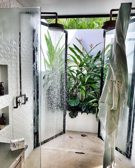 Before you go writing off outdoor showers as a vacation luxury, these al fresco set-ups will inspire you to create your own backyard escape. Casa Hobbit, Indoor Outdoor Bathroom, Outdoor Bathroom Design, Outdoor Showers, Outdoor Bath, Outdoor Bathrooms, Dream Bathrooms, House Bathroom, Outdoor Shower