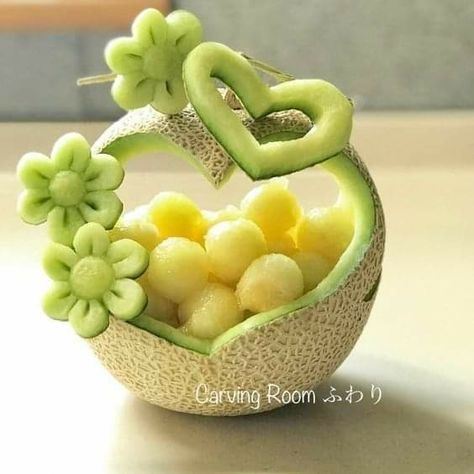 Food Art Easy, Fruits Carving, Carving Fruit, Edible Fruit Arrangements, Fruit Buffet, Fruit Carvings, Art Recipes, Deco Fruit, Fruits Decoration