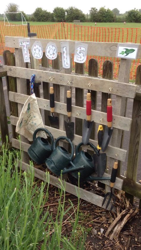 Pallet School Ideas, Pallet Forest School, Garden Tools Activities Preschool, Forest School Play Area, School Garden Ideas Design, Pallets Eyfs Ideas, Kids Allotment Ideas, Forest School Eyfs Areas, Forest School Pallet Ideas