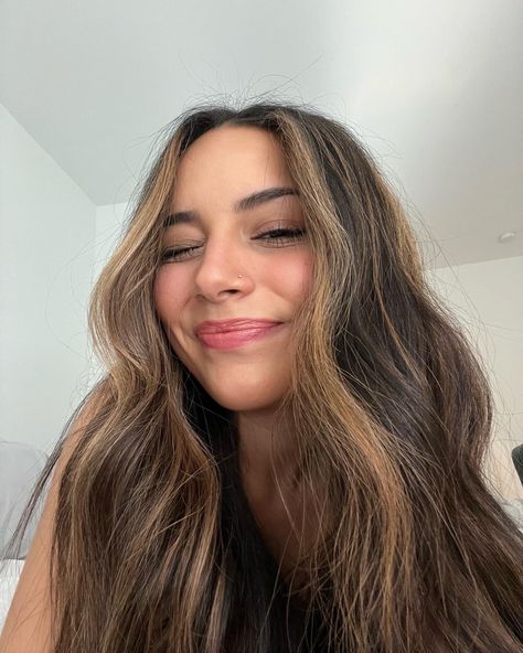 Girl smiling for selfie. White background selfie. Girl taking up-close selfie. Girl has dark brown hair with caramel blonde balayage. Girl has caramel blonde money pieces and caramel blonde balayage, but naturally dark brown hair. Girl is wearing pink lipstick. Caramel balayage. Caramel money pieces. Brunette Balayage And Money Piece, Money Pieces Hair Brunette, Money Piece Straight Hair Brunette, Brunette With Light Money Piece, Chocolate Balayage With Money Piece, Caramel Highlights On Dark Hair Money Piece, Light Brown Money Pieces On Dark Hair, Dark Brown Hair W Money Pieces, Dark Brown Hair With Caramel Highlights And Money Piece