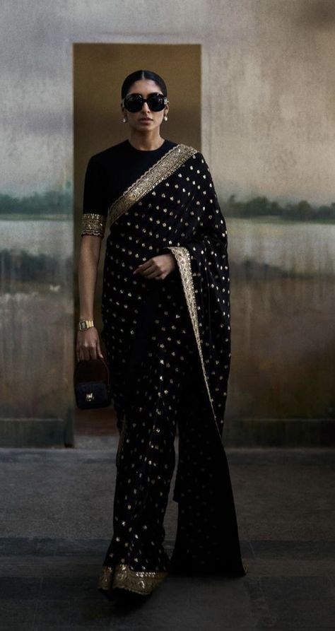 Sabyasachi Sarees Classy, Sabyasachi Saree, Fashion Week Winter, Sabyasachi Sarees, Wedding Sarees Online, Fancy Sarees Party Wear, Indian Saree Blouses Designs, Silk Tulle, Saree Trends