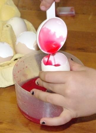 egg shell geodes ... growing salt crystals in egg shells to look like geodes Science Experiments With Eggs, Egg Geodes, Eggshell Geodes, Borax Egg Shell Crystals, Borax Crystals Easter Eggs, Crystal Growing, Salt Crystals, Crystal Egg, Hobby Ideas