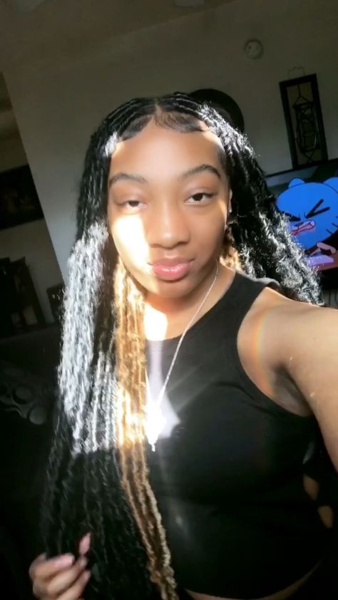 Soft Locs With Peekaboo, Blonde Peekaboo Locs, Soft Locs Peek A Boo, Peekaboo Soft Locs, Braided Hairstyles Aesthetic, Blonde Peekaboo Braids, Soft Locs With Curls, Peekaboo Locs, Locs Ideas