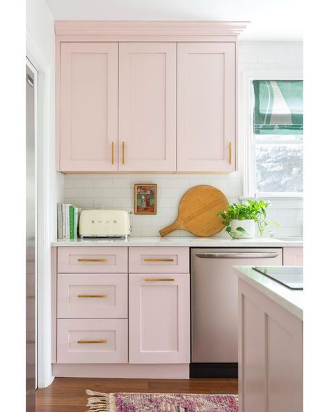 Pink Kitchen Inspiration, Pink Kitchen Walls, Pink Kitchen Cabinets, Pink Kitchen Ideas, Repainting Kitchen Cabinets, Pink Kitchens, Pink Cabinets, Kitchen Cabinet Inspiration, Kitchen Cabinet Color Ideas