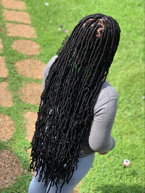 Long Distressed Faux Locs, False Locs, Lock Braids, Tranças Faux Locs, Queens Hairstyles, Jah Locs, Distressed Faux Locs, Braiding Ideas, Half Braided Hairstyles