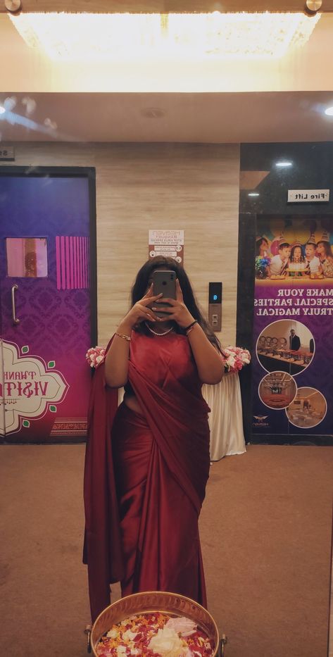 Chubby Girl In Saree, Saree For Chubby Girls, Saree Selfie Poses, Saree Snap, Buttocks Acne, Chubby Girl Outfits, Farewell Sarees, Arab Dress, Shower Pics