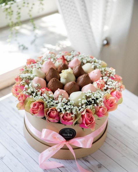 Strawberry Flower Bouquet, Valentines Floral Arrangements, Natural Flower Centerpieces, Chocolate Arrangements, Flowers And Chocolate, Flower Chocolate, Valentine Strawberries, Berry Bouquet, Strawberry Box