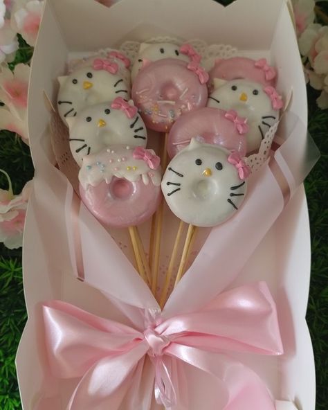 Birthday Donuts Ideas, Hello Kitty Cosas, Mini Donuts Ideas, Hello Kitty Donut, Hello Kitty Birthday Theme, Donut Decorating Ideas, Aesthetic Sanrio, Hello Kitty Theme Party, Candy Gifts Diy