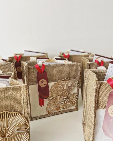 Bag Hampers Idea, Chinese Hampers Ideas, New Year Hamper Ideas, Jute Basket Gift Hamper, Chinese New Year Hampers Package Design, Cny Hampers Packaging Design, Chinese New Year Gift Box Ideas, Chinese New Year Hampers Ideas, Sangjit Hampers