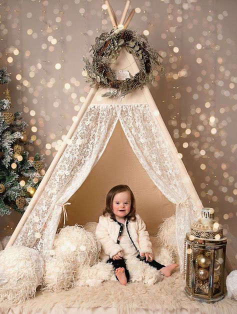 Boho Xmas Photoshoot, Christmas Tent Photoshoot, Christmas Teepee Photoshoot, Teepee Christmas Photo Shoot, Christmas Photo Studio, Natal Boho, Photo Studio Decor, Christmas Photoshoot Kids, How To Decorate For Christmas