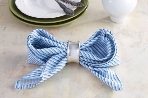 Bow Napkin, Fancy Napkin Folding, Pretty Table Settings, Simple Bow, Make A Bow, Diy Napkins, Southern Lady, Southern Ladies, Table Setting Decor