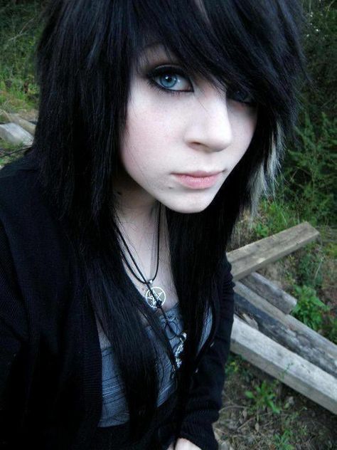 Short Emo Hair 2000s, R9 Haircut, Emo Hairstyles Short, 2000s Emo Hair, 2000s Emo Makeup, Haircuts Emo, Amber Mccrackin, Black Emo Hair, Black Scene Hair