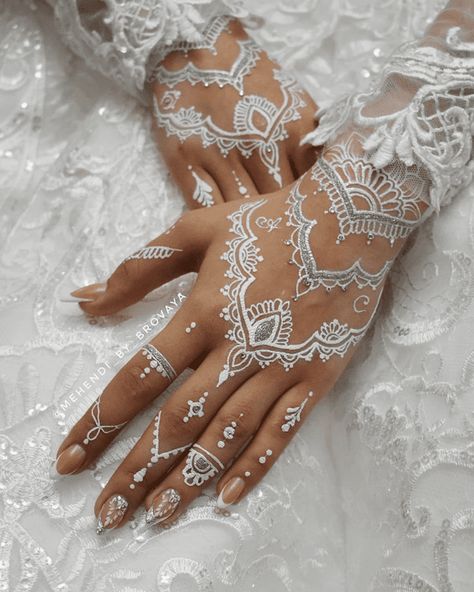 White Mehndi Design Images (White Henna Design Ideas) White Mehndi Designs, Inai Design, Inai Putih, White Mehndi, Full Body Henna, Fabric Bag Design, White Henna Tattoo, Henna Design Ideas, White Henna Designs