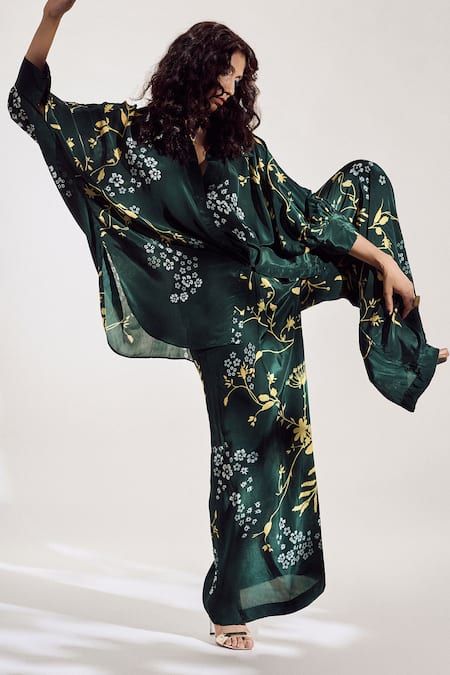 Kaftan Dress Modern, Dramatic Clothes, Kaftan Styles, Pajamas All Day, Embroidered Pants, Silk Set, Romper And Jacket, Embroidered Collars, Quirky Fashion