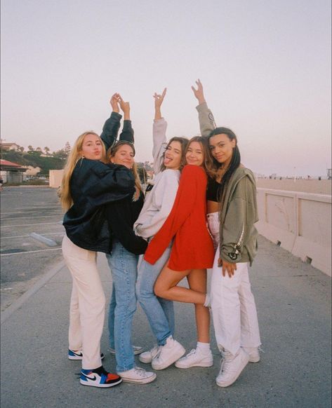 Career Promotion, Sorority Pictures, Cute Friend Poses, Friends Group Photo, Sorority Poses, Friend Group Pictures, Group Photo Poses, Sophia Birlem, Group Picture Poses