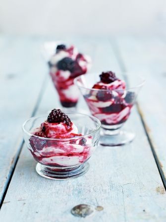 Try this blackberry fool recipe from Jamie Oliver for a super easy flavourful dessert for friends of family, with a satisfyingly sweet and sharp finish. Blackberry Fool, Parfait Trifle, Fool Recipe, Goa Food, Fruit Fool, Jaime Oliver, Fakeaway Recipes, Baking Lessons, Blackberry Recipes