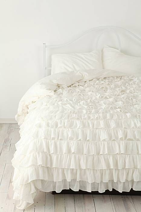 white ruffled duvet. urban outfitters. Ruffle Bedskirt, Ruffle Bedspread, Duvet Covers Urban Outfitters, Ruffle Duvet Cover, White Bedroom Design, White Interior Design, Teen Girl Bedroom, White Bed, Ruffle Bedding