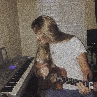 Making Music Aesthetic, Playing Ukelele, Harry Potter Dr, Ukulele Aesthetic, Hogwarts Oc, Guitar Girl, Online Quiz, Foto Tips, Generate Leads