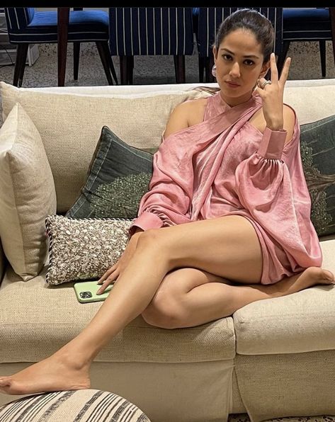 Mira Kapoor, Audio Songs Free Download, Mira Rajput, Bollywood Couples, Bollywood Girls, Indian Actress Hot Pics, Bollywood Celebrities, India Beauty, Bollywood Fashion