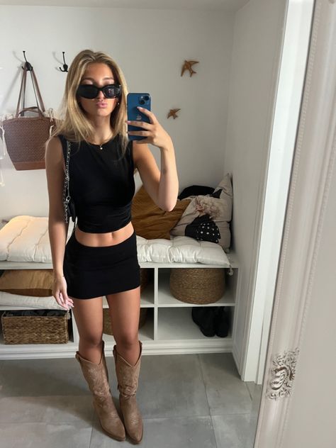 Uk Party Outfits, Black Boots Party Outfit, Zara Larsson Concert Outfit Ideas, Cool Girl Party Outfits, Italy Club Outfits, European Night Club Outfits, Going Out Sets, Going Out Outfits Skirt, Paris Club Outfit