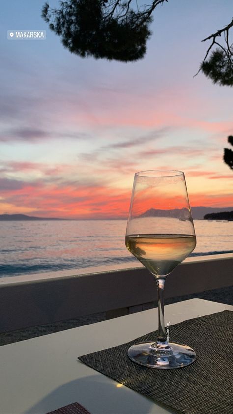 wine aesthetic, VC2022, holiday, sea, ocean, sun set Summer Romance, Picnic Food, Beautiful Wallpapers Backgrounds, Hair Reference, How Beautiful, Beautiful Wallpapers, Dream Vacations, Wine Glasses, Sunny Days