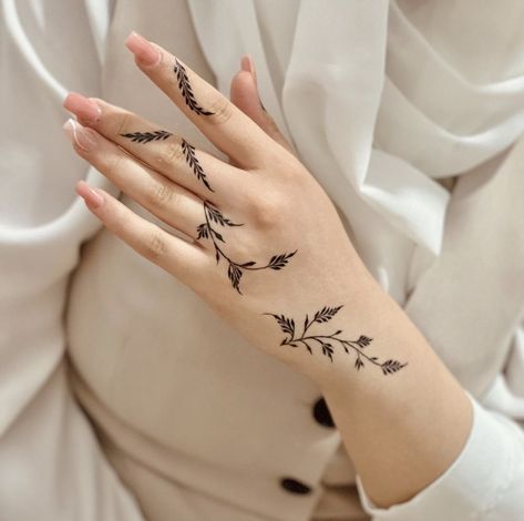 Mehndi Mehndi, Henna Style Tattoos, Mehndi Designs Simple, Small Henna, Henna Designs Wrist, Henna Inspired Tattoos, Finger Henna Designs, Tato Henna, Hand And Finger Tattoos