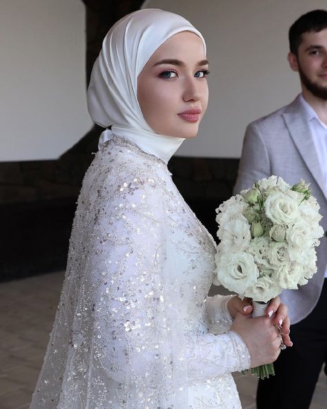 Hijab Style For Wedding, Bride With Hijab, Hijabi Wedding Dress, Hijabi Wedding, Wedding Hijab Styles, Muslim Wedding Gown, Style For Wedding, Bride Hijab, Simple Elegant Wedding Dress