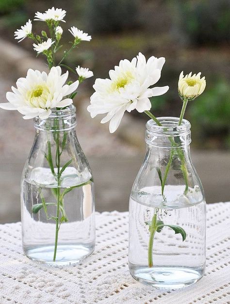 table decorations Milk Bottle Centerpiece, Milk Bottle Flowers, Milk Bottle Diy, Milk Bottle Holder, Mini Milk Bottles, Milk Bottle Vases, Bottle Top Crafts, Vintage Milk Bottles, Bottle Centerpieces